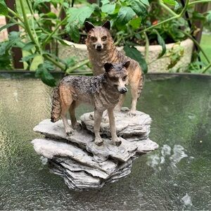 Lipco Wolf Statue figurine Polystone Resin on rock base